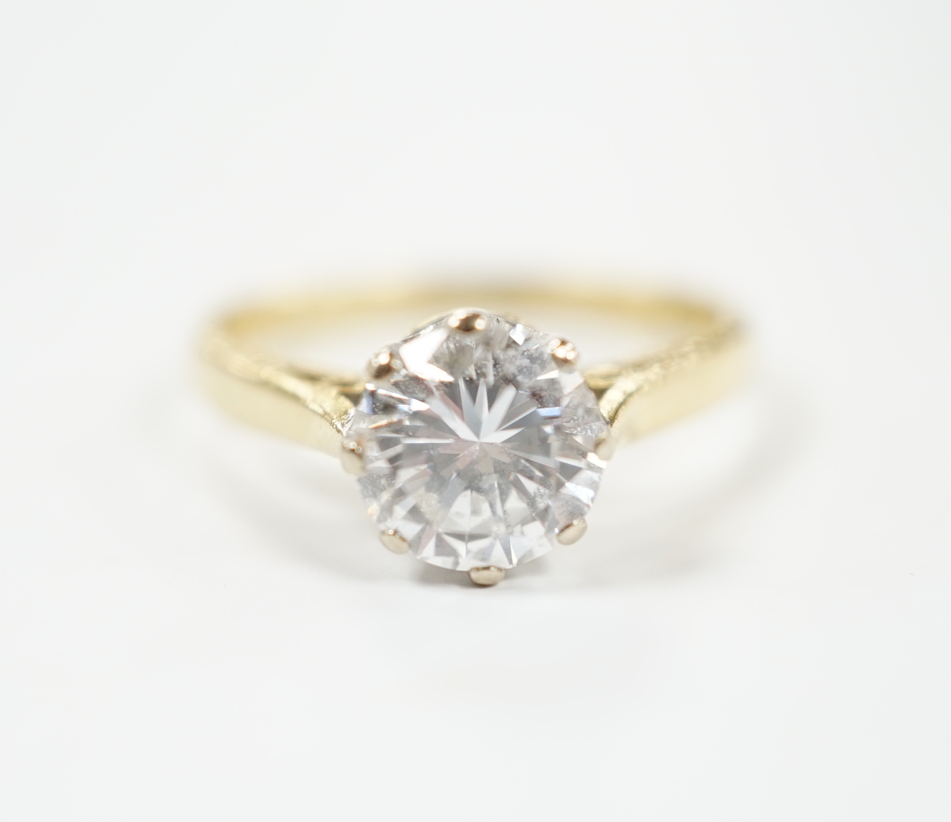 A modern 18ct gold and solitaire diamond set ring, size K/L, gross weight 2.7 grams